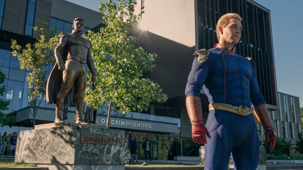 homelander se tient devant sa statue à l'université godolkin dans la série gen v