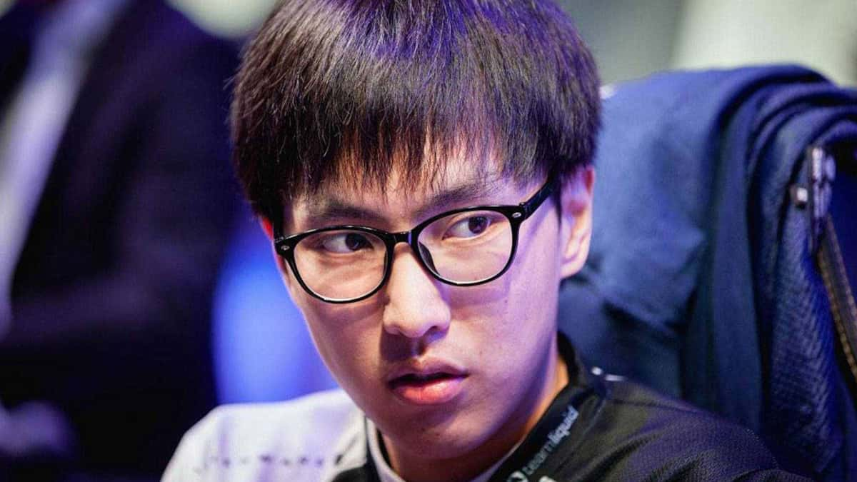 Doublelift regarde une vidéo qui pourrait le faire bannir de Twitch