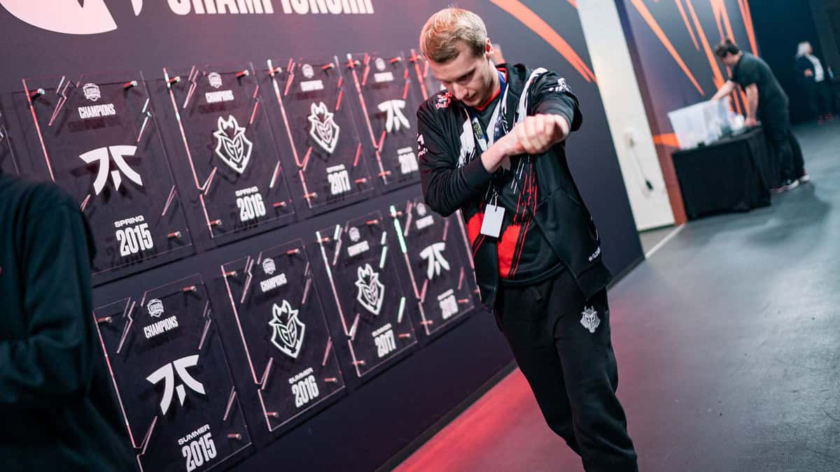 Jankos passe devant le tableau des équipes en LEC