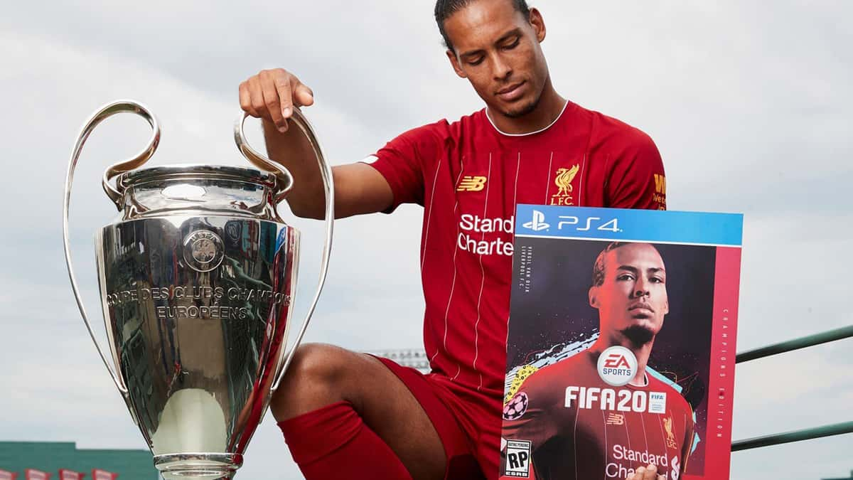 Virgil Van Dijk tenant une affiche FIFA 20