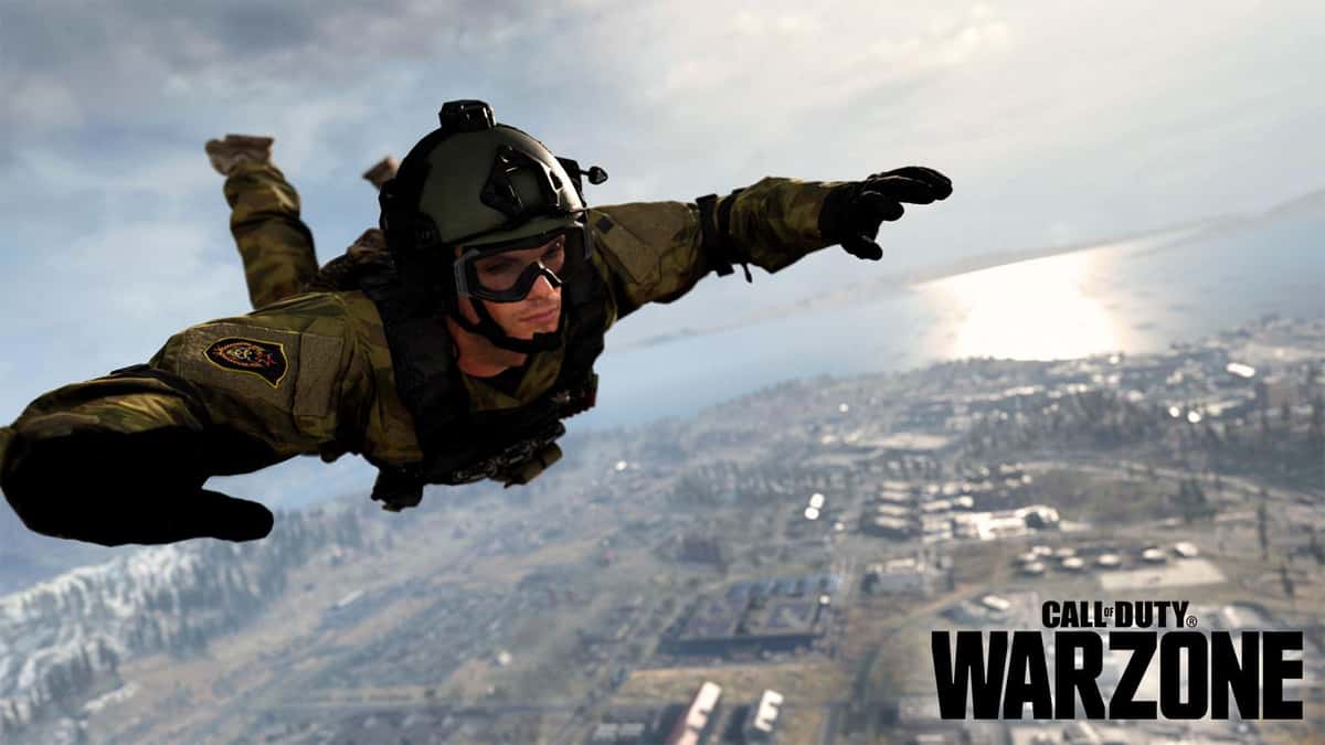 Un joueur en chute libre dans CoD Warzone