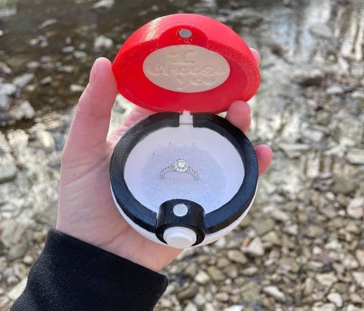 Demande en mariage avec une Pokéball