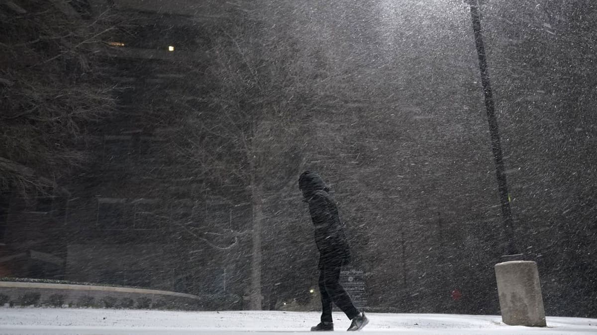 femme marchant dans les rues de San Antionio Neige Texas