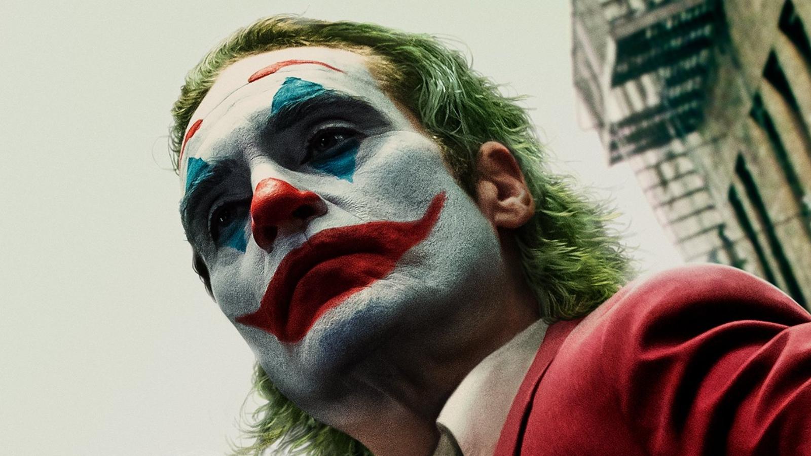 le joker maquillé vu en contre-plongée