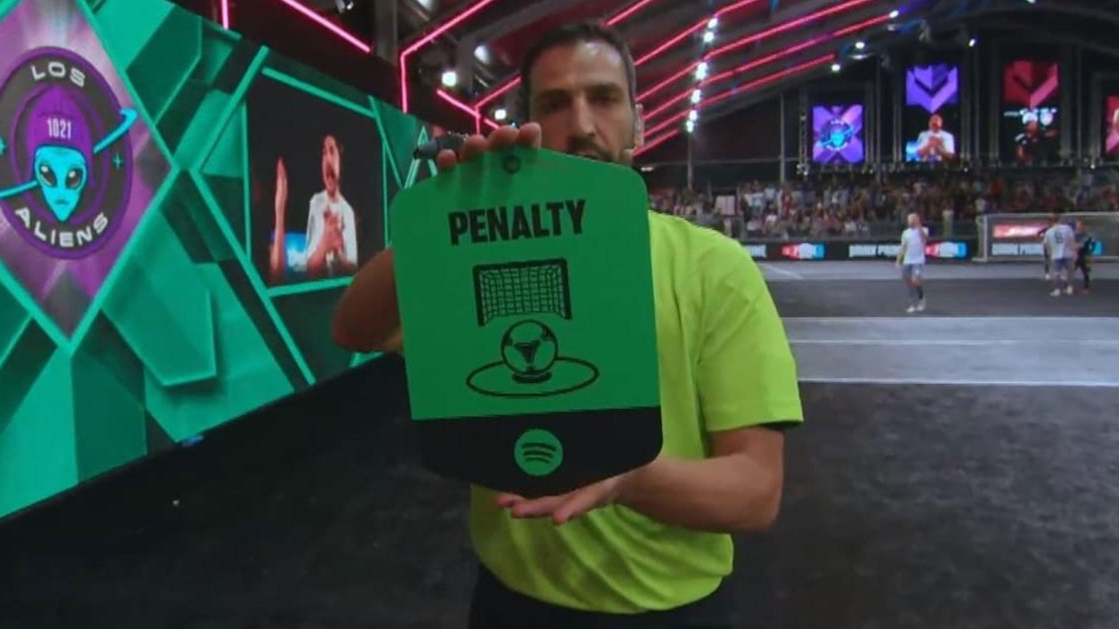 Arbitre de la Kings World Cup avec le Joker Penalty