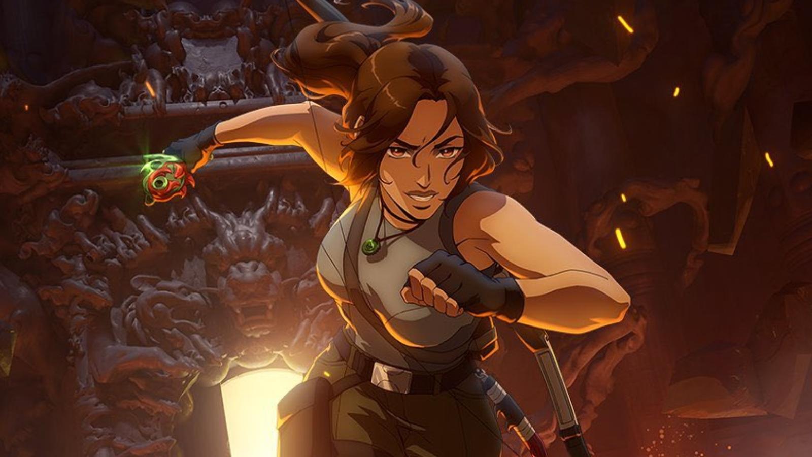 lara croft dans sa tenue de pilleuse de tombe court dans un temple chinois en tenant un artefact vert à la main