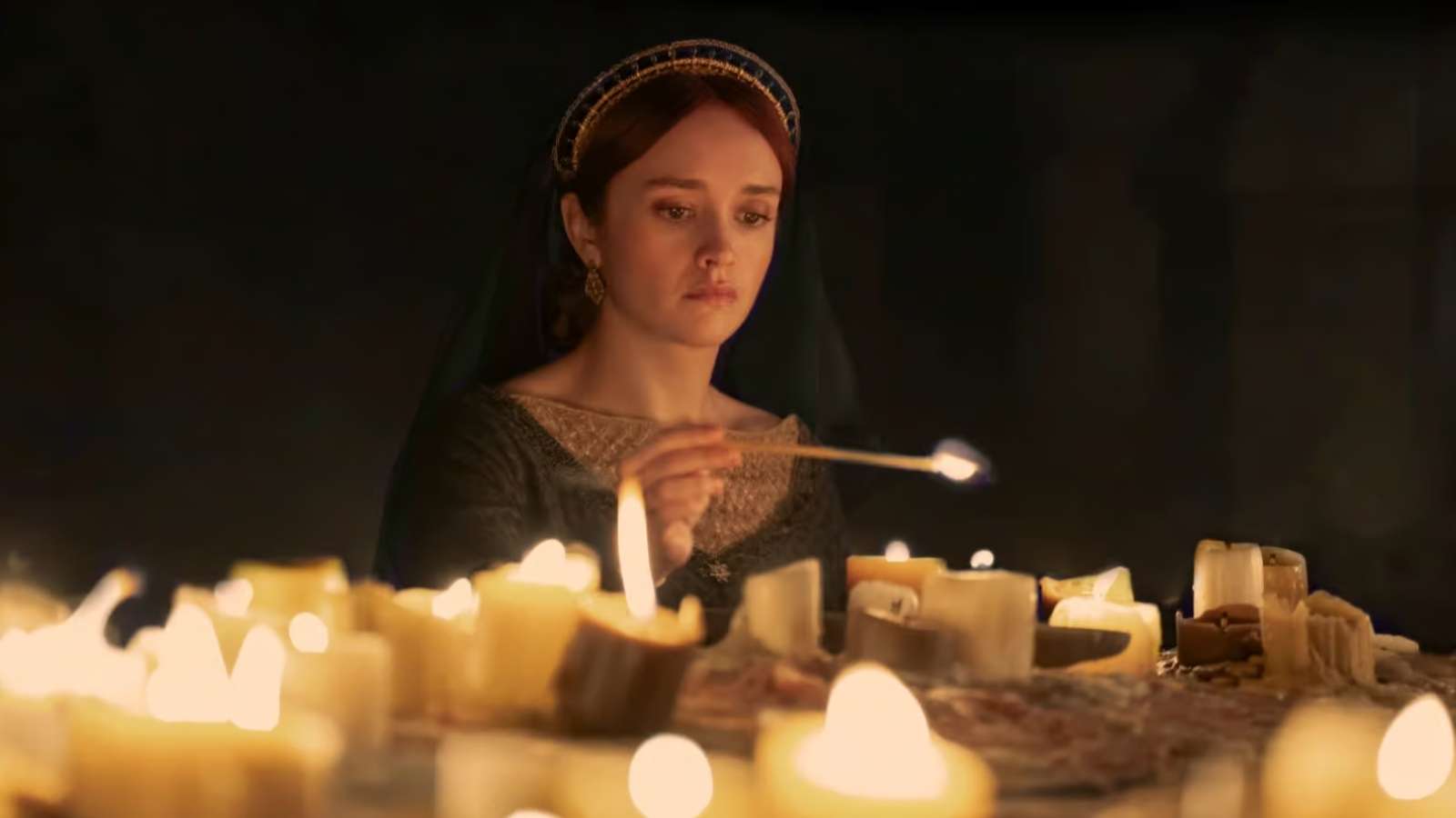 alicent hightower allume des bougies dans la saison 2 de house of the dragon