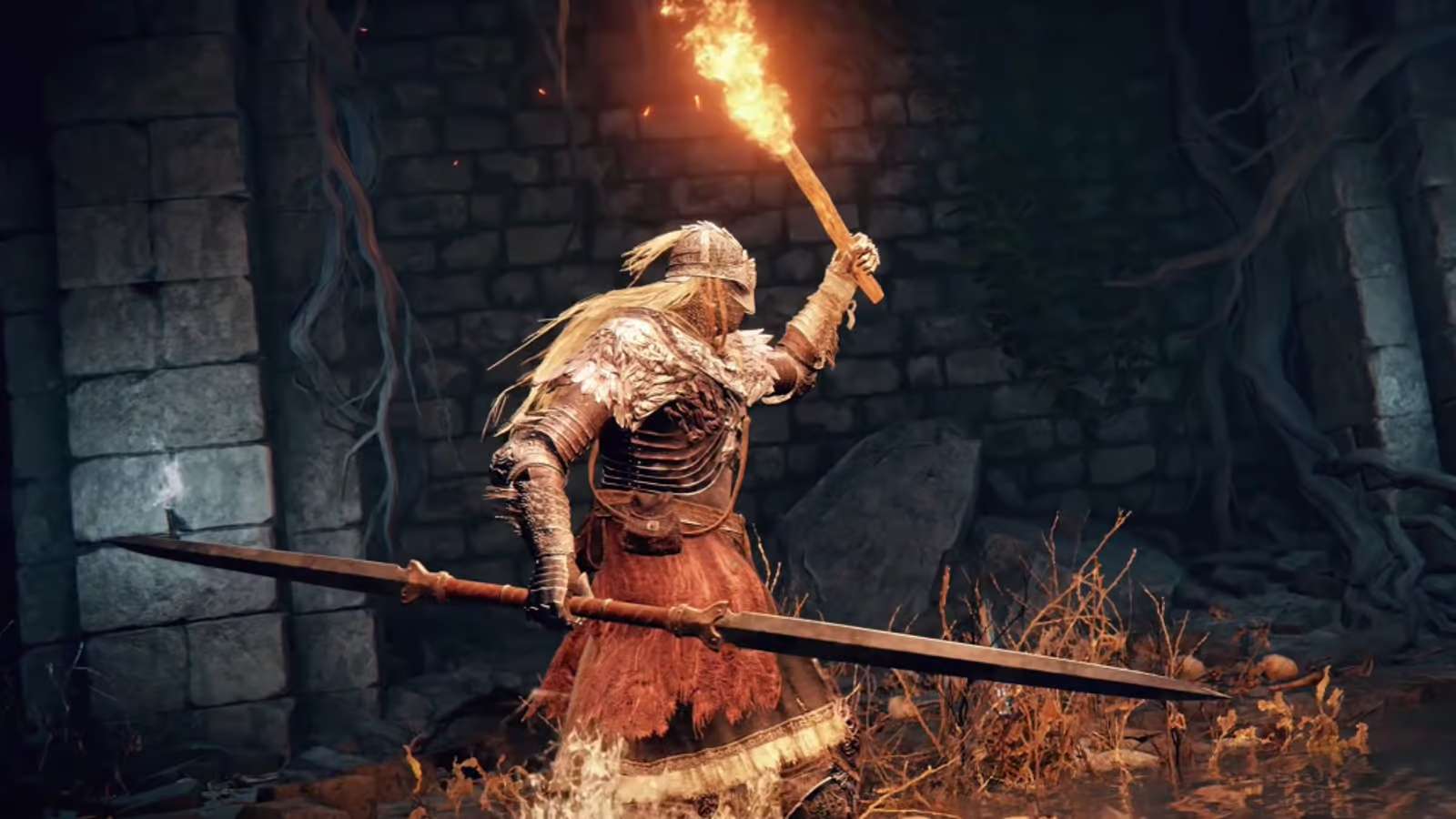 Un personnage dans Elden Ring avec un flambeau et une lance à la main.