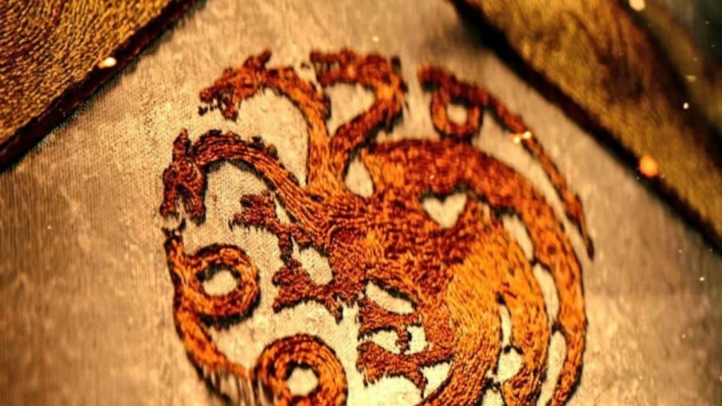 emblême du dragon à trois têtes de la maison targaryen dans la tapisserie du générique de house of the dragon