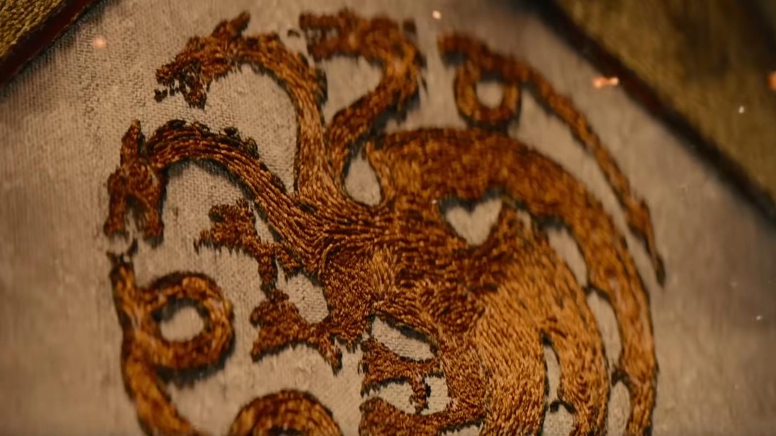 le dragon à trois têtes des targaryens dans la tapisserie du générique de house of the dragon