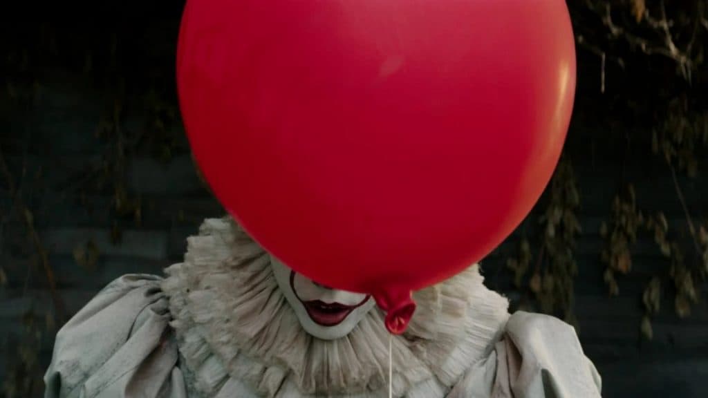 der geizige Clown aus diesem Film versteckt sich hinter einem roten Ballon