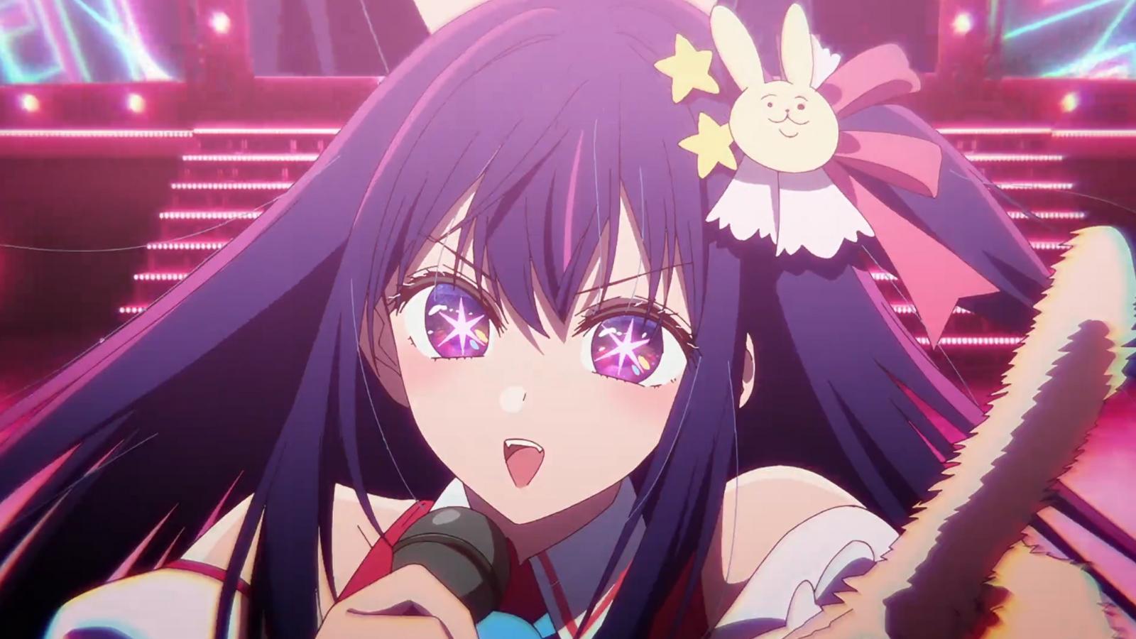 une fille aux cheveux violets (Aï) pointe la caméra du doigt en chantant