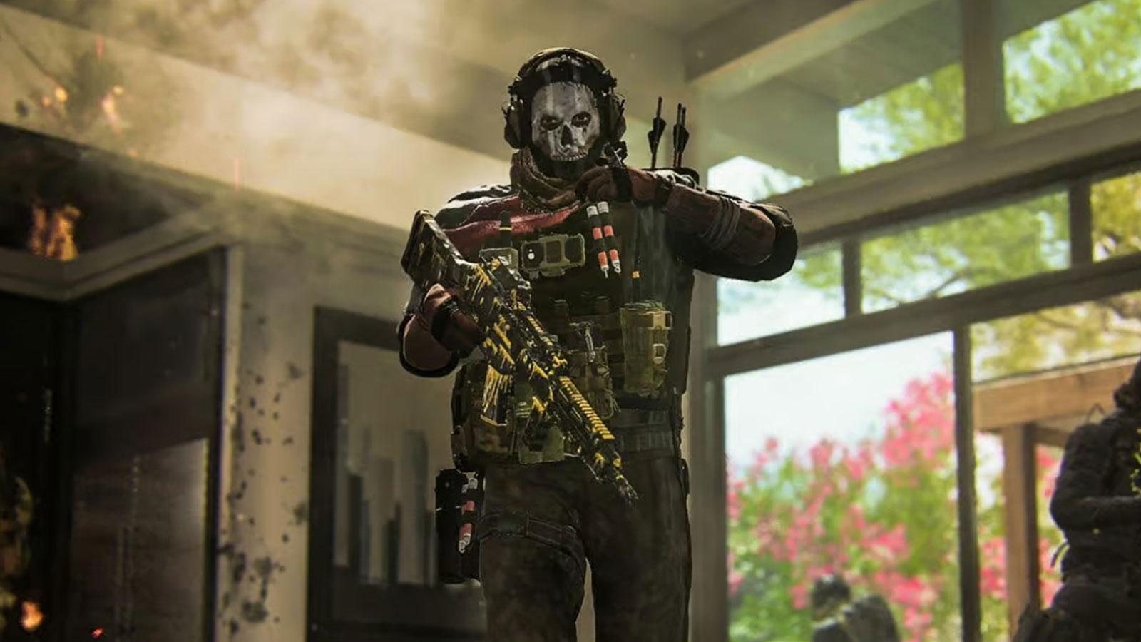 Opérateur Ghost de Warzone avec le fusil d'assaut MCW