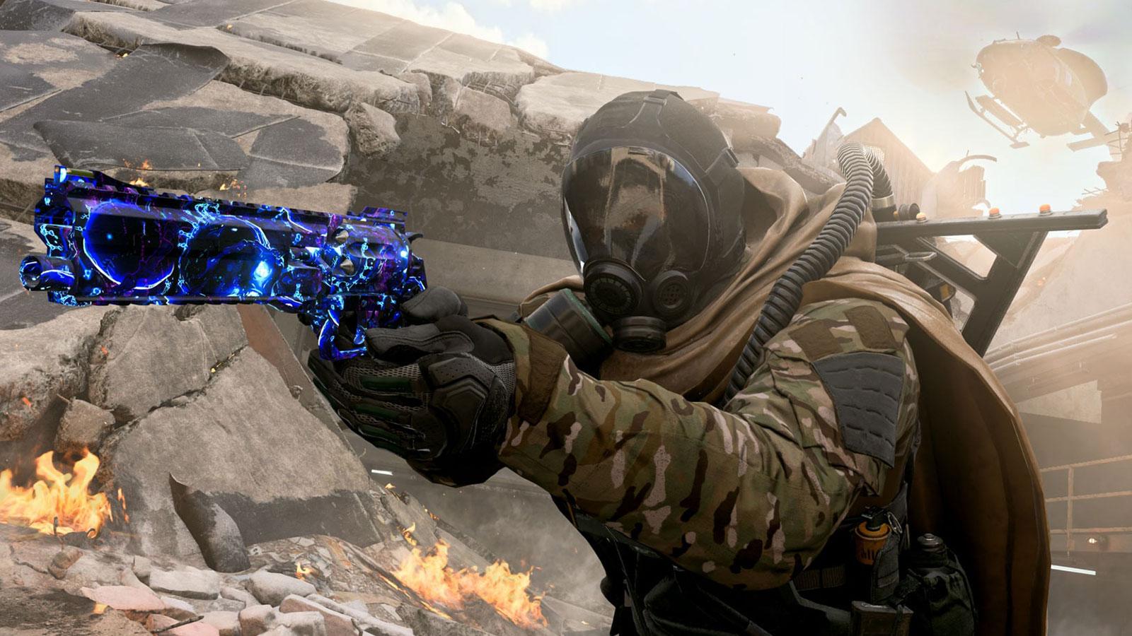 Opérateur Warzone avec un pistolet équipé d'un camouflage animé