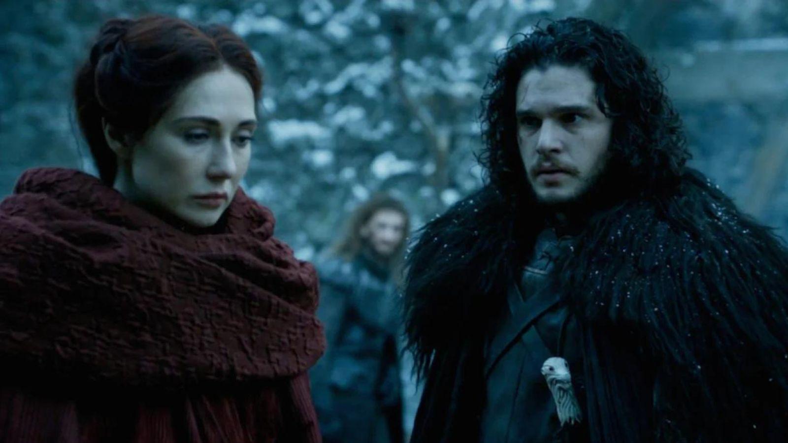Jon Snow et Mélisandre dans la série Game of Thrones