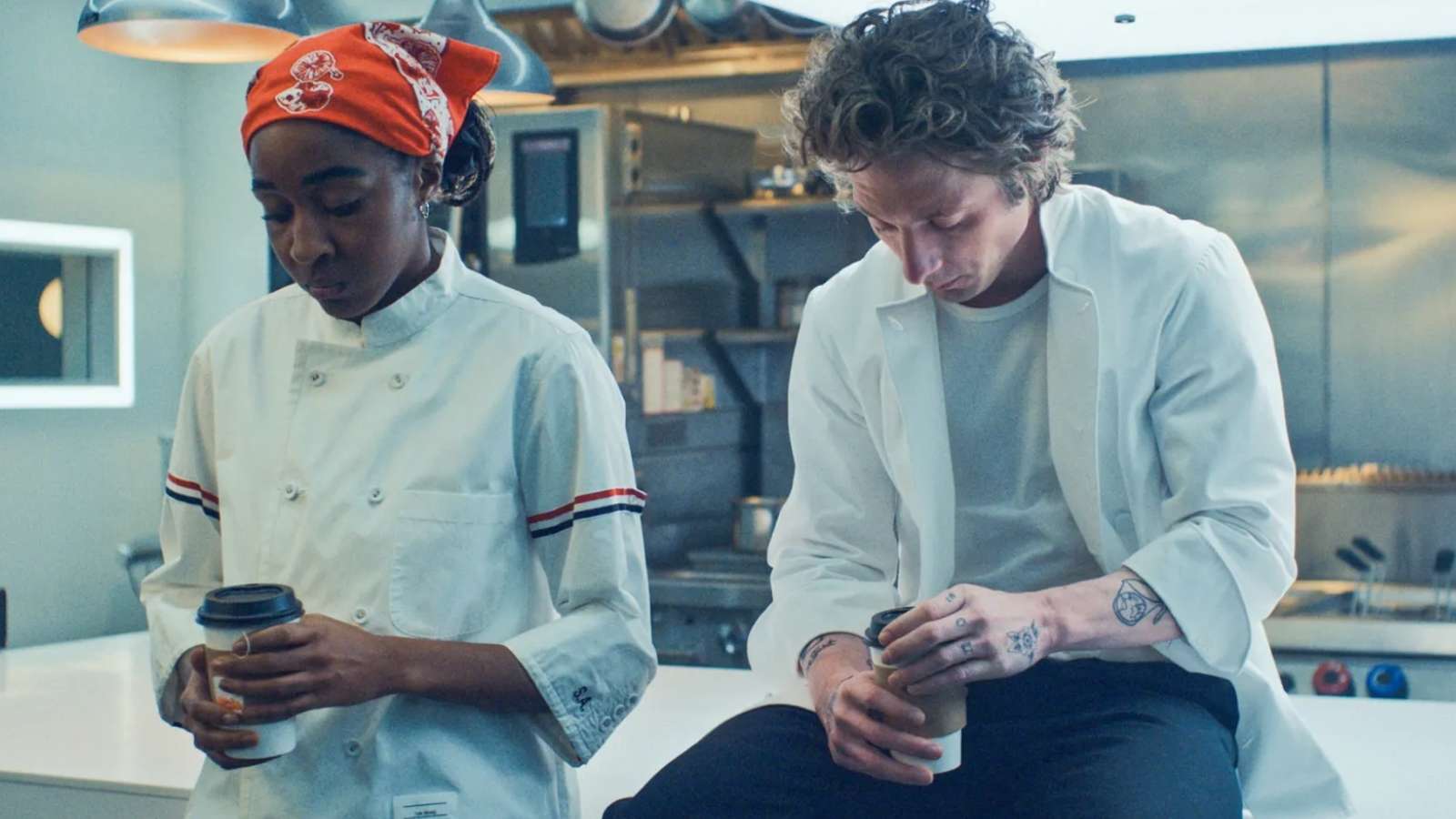 deux chefs cuisiniers, syd et carmen, assis dans une cuisine