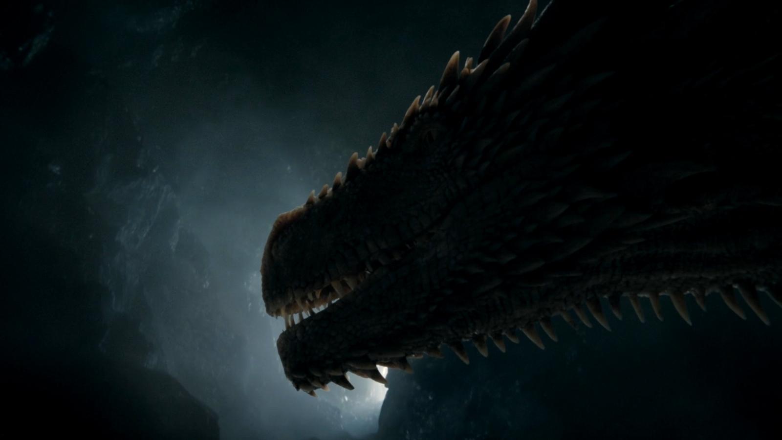 la silhouette d'une tête de dragon, fumée-des-mers, se découpe dans la lumière ténue d'une grotte