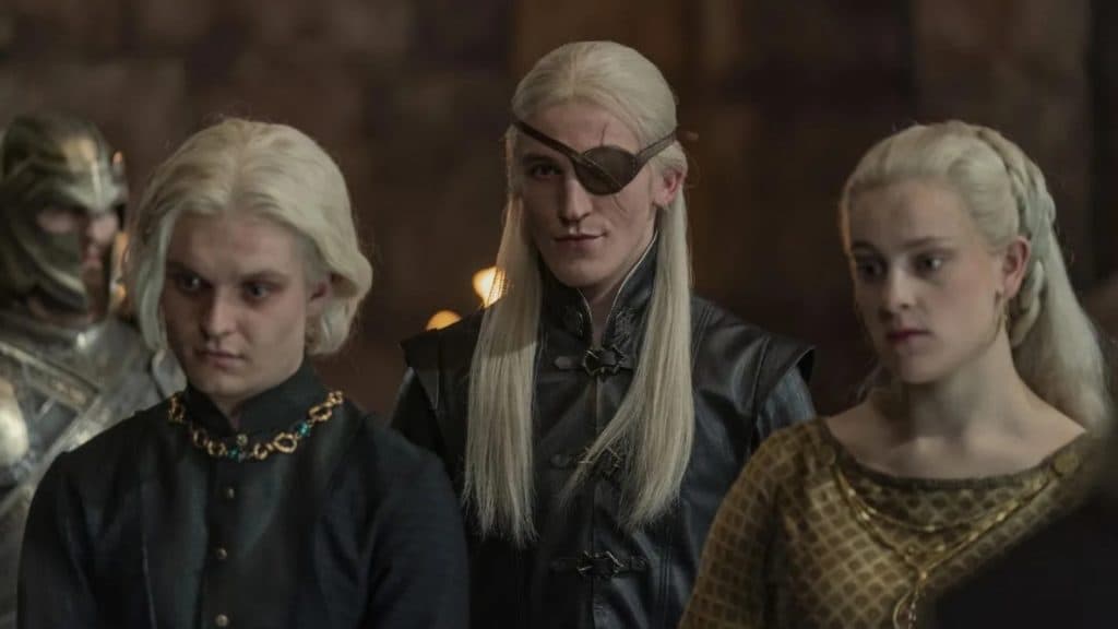 trois personnes aux cheveux blanc (aegon, aemond et helaena) dans house of the dragon