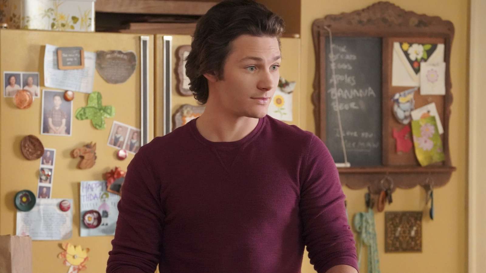 un homme (georgie) se tient dans une cuisine dans young sheldon