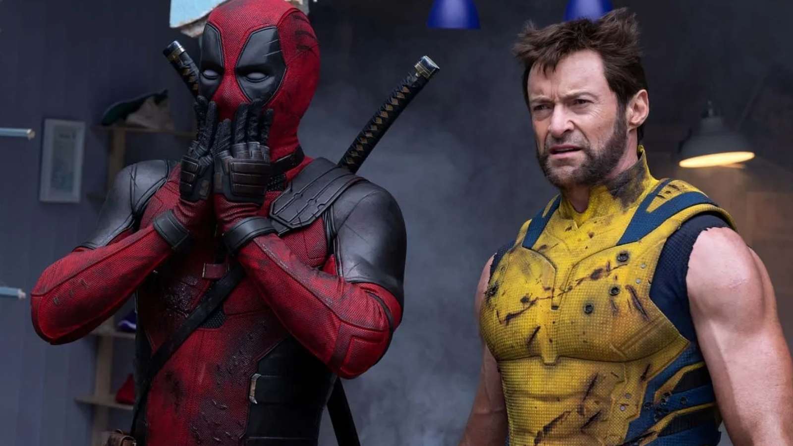 deadpool se tient la tête et wolverine grimace