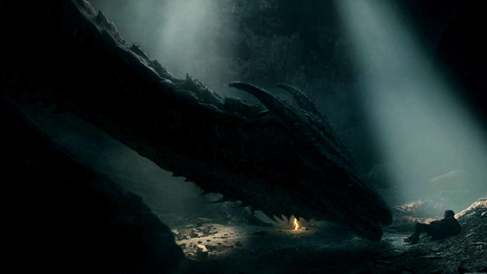 la silhouette de la dragonne ailde-d'argent se détache dans la pénombre alors qu'elle se penche sur ulf blanc, allongé dans une grotte