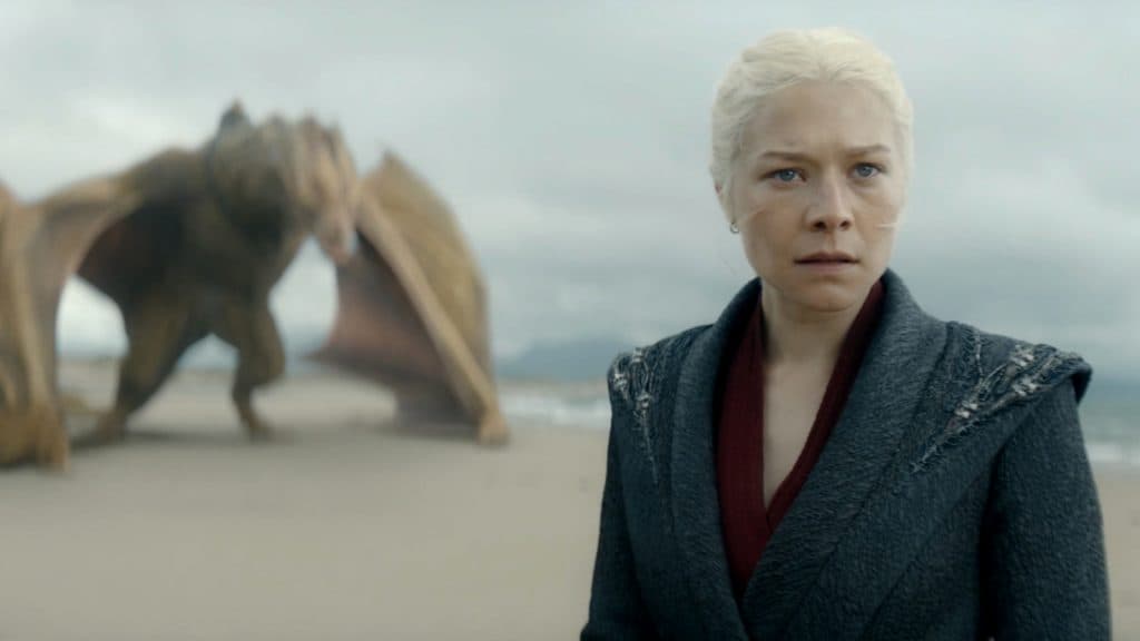 rhaenyra se tient sur une plage, devant la dragonne syrax