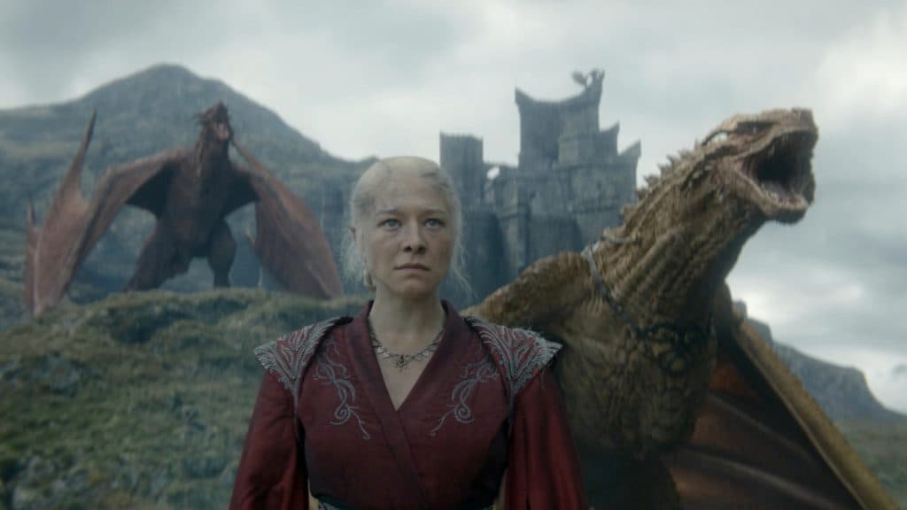 rhaenyra se tient devant peyredragon et est accompagnée de plusieurs dragons