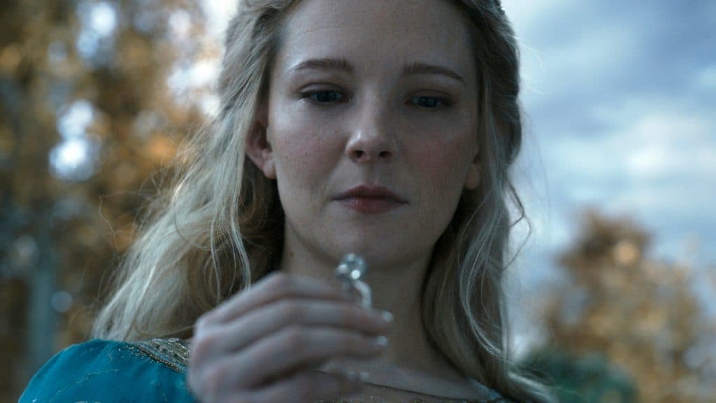 l'elfe galadriel regarde un anneau de pouvoir qu'elle tient dans sa main