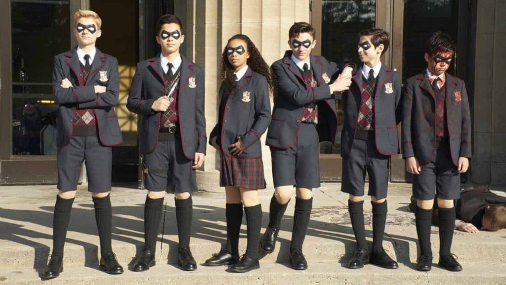 les enfants de la umbrella academy prennent la pose après une mission réussie