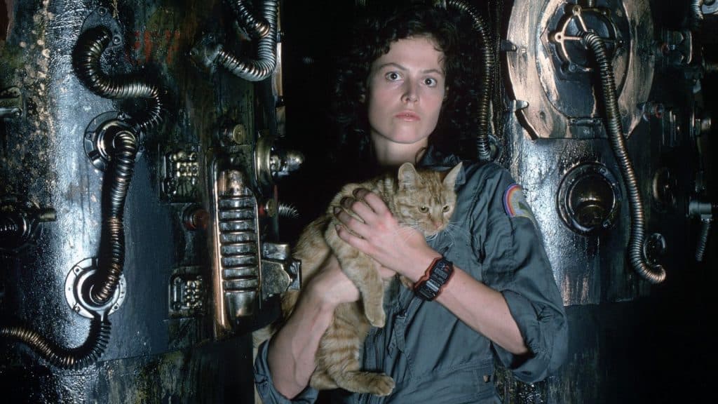 ellen ripley qui sert son chat dans une coursive du nostromo