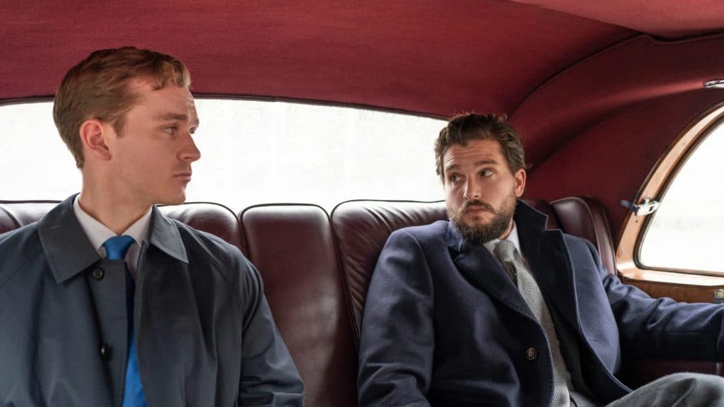 robert spearing (harry lawtey) et henry muck (kit harington) à l'arrière d'une voiture luxueuse