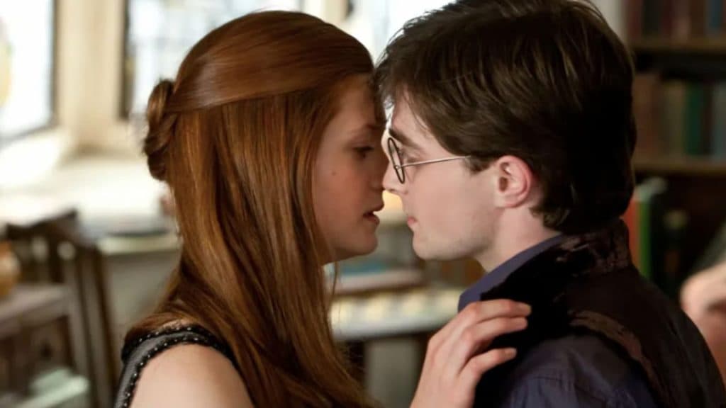 Ginny et Harry sur le point de s'embrasser dans la saga Harry Potter