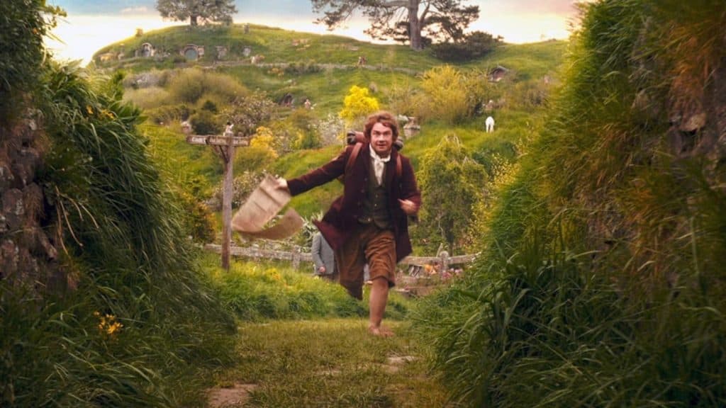 bilbo le hobbit part pour une aventure en courant dans la comté