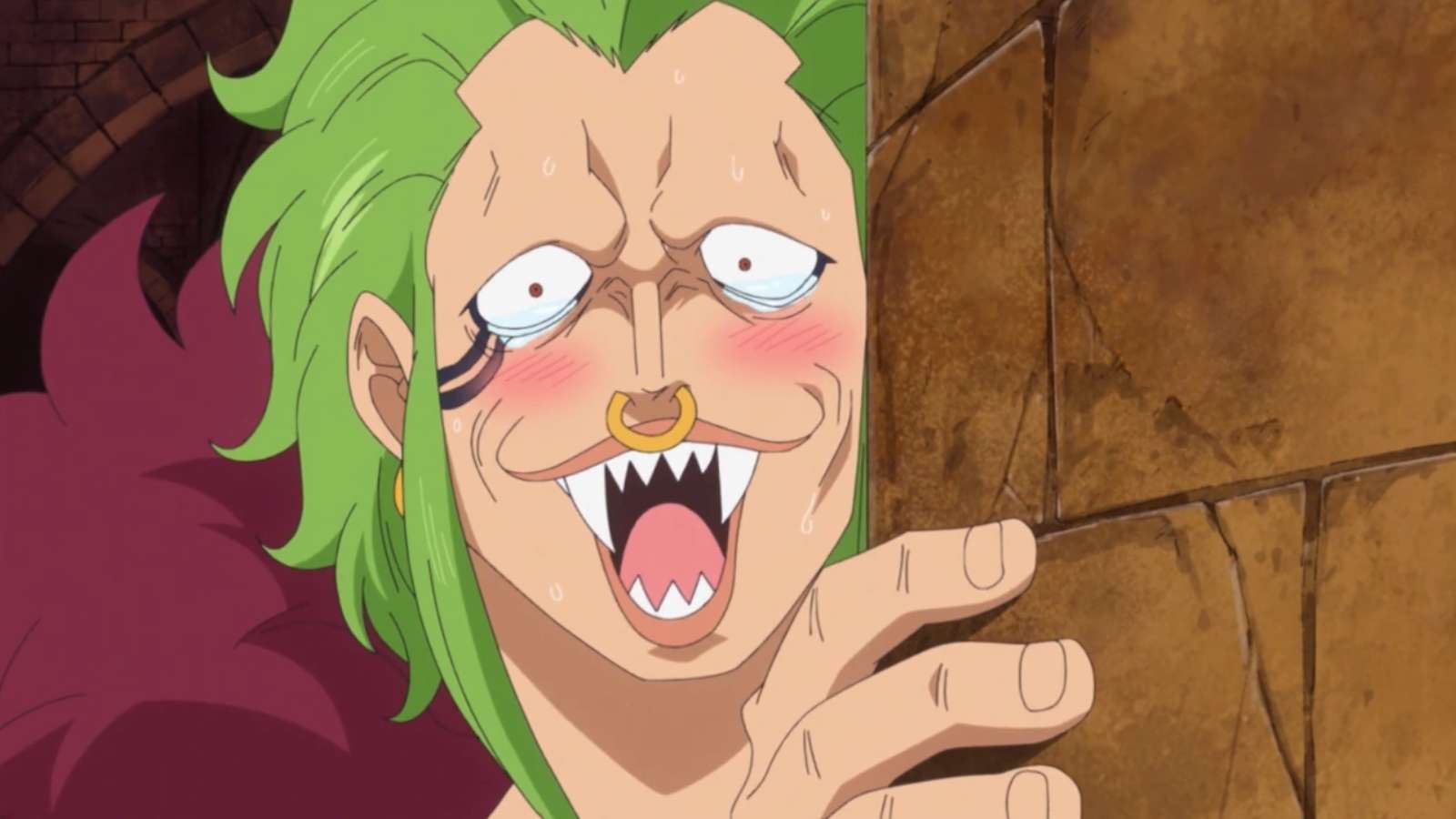 bartolomeo, un homme aux cheveux verts et aux dents pointues, ému en se cachant derrière un mur