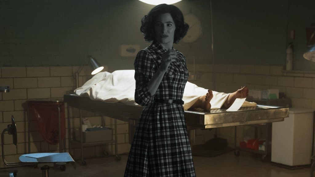 agatha harkness en noir et blanc devant une table de morgue et un corps en couleur